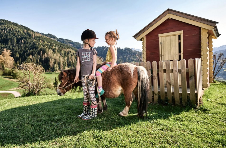 Kinder beim Ponyreiten auf dem Bauernhof Bichlgut