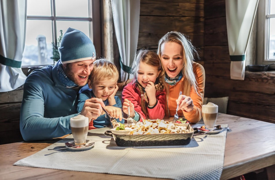 Familie in der Skihütte © Hochkönig Tourismus - Johannes Felsch